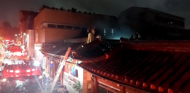 25일 오후 11시44분쯤 서울 종로구 안국동의 한 식당에서 원인을 알 수 없는 화재가 발생해 1시간45분 만에 완진됐다. (종로소방서 제공) © 뉴스1