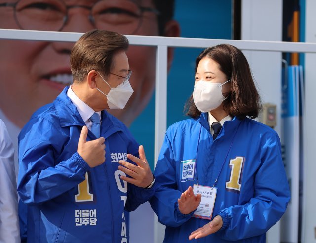 더불어민주당 이재명 총괄선거대책위원장과 박지현 공동 비상대책위원장이 19일 오전 인천 계양역 광장에서 열린 인천 선거대책위원회 출정식에서 대화하고 있다. 뉴스1