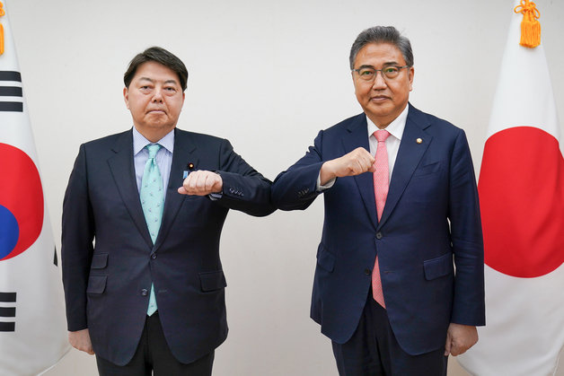 박진(오른쪽) 외교부 장관 후보자, 하야시 요시마사(林芳正) 일본 외무상.(외교부 제공) © 뉴스1