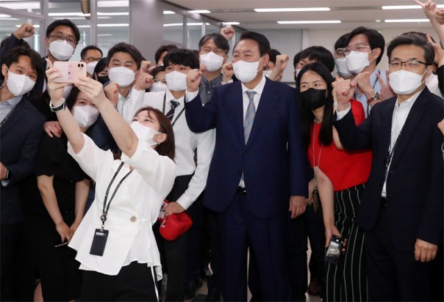 26일 정부세종청사에서 열린 국무회의가 끝나고 윤석열 대통령이 국정운영실을 방문해 직원들과 셀카를 찍고 있다. 대통령실사진기자단