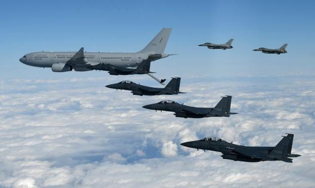공군5공중기동비행단 KC-330 공중급유기와 공군 전투기 편대가 공중급유훈련을 하고 있다. 공군 제공