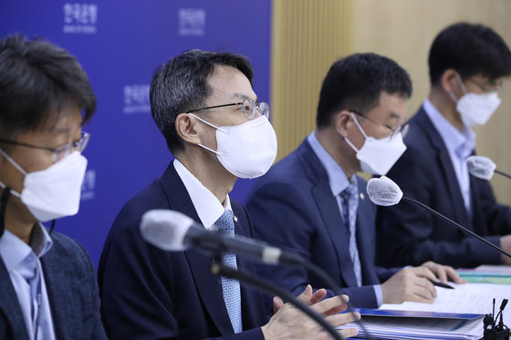 이환석 한국은행 부총재보(왼쪽 두번쨰)가 26일 오후 서울 중구 한국은행에서 열린 경제전망 설명회에서 발언하고 있다. 한국은행 제공