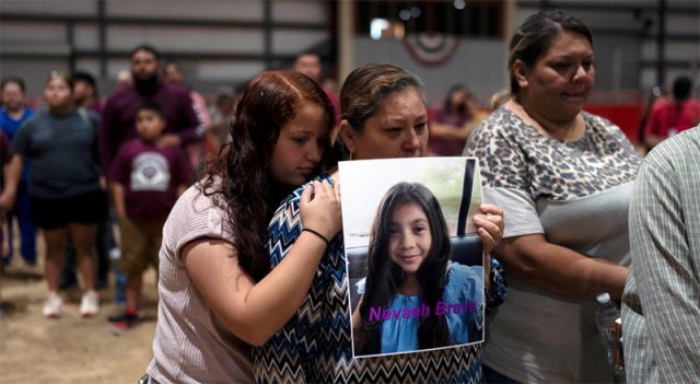 슬픔에 잠긴 美 총기난사 희생자 가족들 25일 미국 텍사스주 유밸디에서 열린 총기 난사 사건 희생자 기도회에서 
에스메랄다 브라보 씨(가운데)가 손녀 네바에의 영정 사진을 든 채 눈물을 글썽이고 있다. 네바에의 사촌(왼쪽)도 할머니와 함께 
슬픔에 잠겨 있다. 18세인 살바도르 라모스는 전날 한 초등학교 4학년 교실에서 총을 난사해 네바에 등 어린이 19명과 교사 
2명을 살해했다. 유밸디=AP 뉴시스