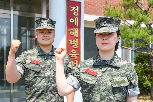 해병대교육훈련단에 근무 중인 이현주(오른쪽), 정선율 소위가 호흡 불안정 증상을 보인 열차 승객을 발견 신속한 응급조치를 실시해 건강을 회복하는데 도움을 준 사실이 알려졌다.(해병대교육훈련단 제공)2022.5.27/© 뉴스1