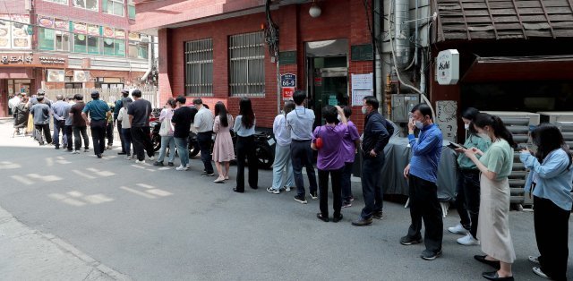 27일 오후 서울 중구 소공동주민센터에 마련된 사전투표소에 직장인들이 점심 시간을 이용해 투표를 하기 위해 길게 줄을 서 있다. 송은석 기자  silverstone@donga.com