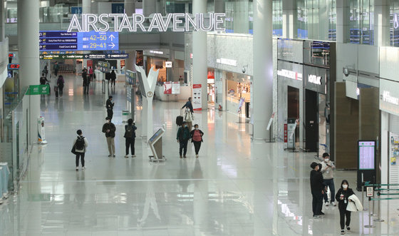 인천국제공항 1터미널에서 여행객들이 면세점을 둘러보고 있다. 2022.3.27/뉴스1 © News1