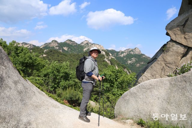 윤종빈 이사가 북한산 사모바위 근처에서 문수봉과 보현봉을 배경으로 포즈를 취했다. 김 이사는 이런 멋진 풍광을 보는 것도 등산의 묘미라고 했다. 양종구 기자 yjongk@donga.com