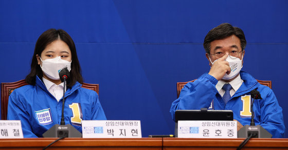 박지현(왼쪽), 윤호중 더불어민주당 상임선대위원장. (공동취재) 2022.5.25/뉴스1 © News1