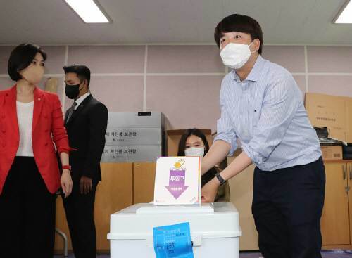 이준석 국민의힘 대표가 28일 오전 인천 계양구 계산2동행정복지센터에 마련된 사전투표소에서 투표를 하고 있다. 뉴스1