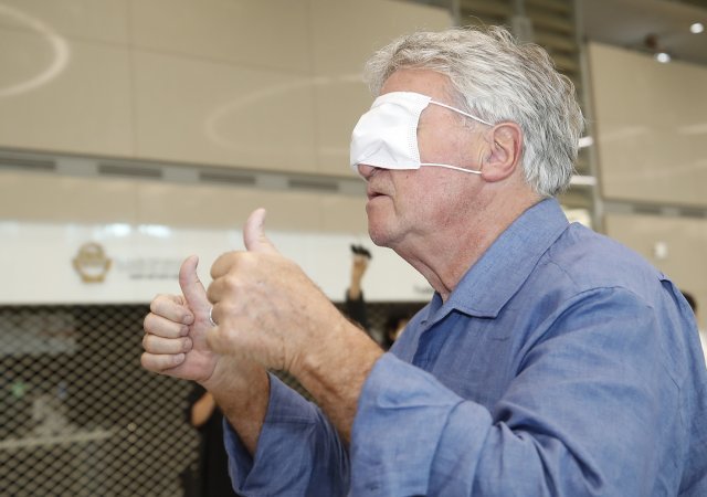 거스 히딩크 전 한국 축구대표팀 감독(76)이 28일 오후 인천국제공항을 통해 입국해 마스크를 눈으로 가린채 인사를 하고 있다. 뉴스1