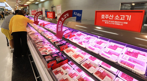 서울의 한 대형마트에 육류코너에 수입산 쇠고기가 진열되어 있다. © News1