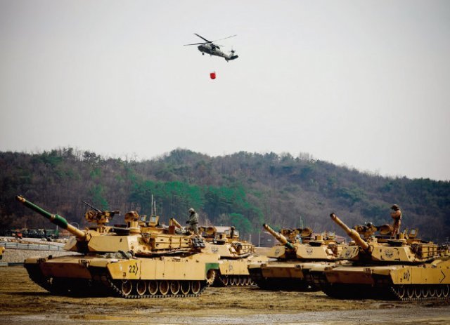 순환배치된 주한미군 기갑여단이 탱크 기동 훈련을 실시하고 있다. [미 육군]