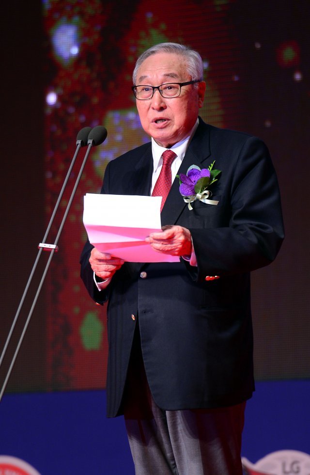 김영기 전 KBL 총재가 2018년 KBL 시상식에서 환영사를 하고 있다. 당시 82세였던 그는 KBL를 이끌며 왕성하게 활동했다. 동아일보 DB