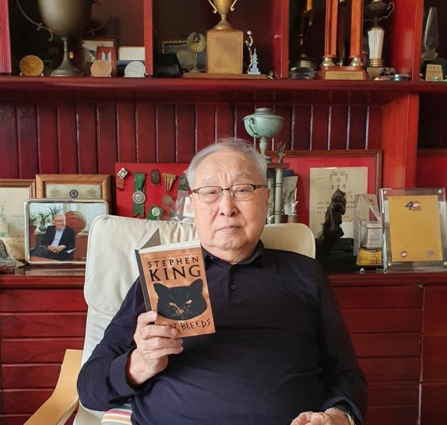 김영기 전 KBL 총재가 요즘 읽고 있는 영어 소설을 들어보이고 있다. 그는 “60년 넘게 독서와 운동을 꾸준히 실천했다”고 말했다.  김영기 전 총재 제공