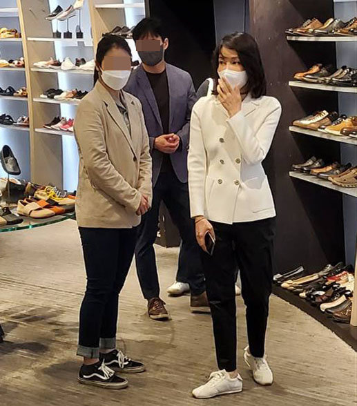 김건희 여사가 14일 오후 서울 강남의 한 백화점 신발매장을 둘러보고있다. 독자 제공