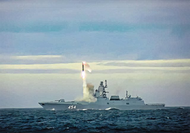 러시아 해군 구축함 고르시코프함이 북극해 일부인 바렌츠해에서 극초음속 순항미사일 ‘치르콘’을 시험 발사하는 영상을 28일 러시아 국방부가 공개했다. 러시아 국방부 제공
