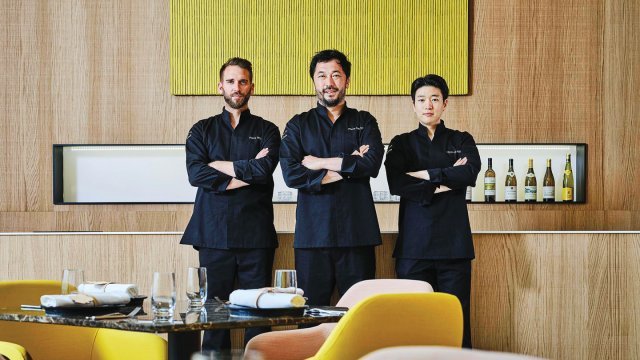 ‘피에르 상 앳 루이비통’에서는 한국계 프랑스인 셰프 피에르 상 보이에(가운데)가 한국적 색채를 덧입힌 독창적인 프렌치 요리를 선보인다. 피에르상앳루이비통 제공