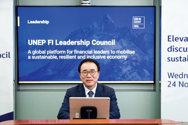 조용병 신한금융그룹 회장은 탄소중립 금융을 위한 다양한 노력을 인정받아 아시아권에서는 유일하게 유엔환경계획 금융부문(UNEP FI) 공식 파트너십 기구인 ‘리더십위원회’ 멤버로 선출됐다. 신한금융 제공