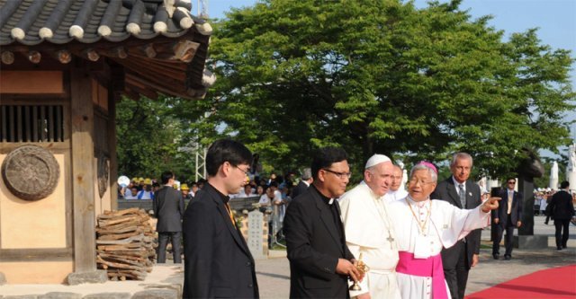 2014년 충남 당진 솔뫼성지를 찾은 프란치스코 교황을 유흥식 당시 주교가 안내하고 있다. 뉴스1