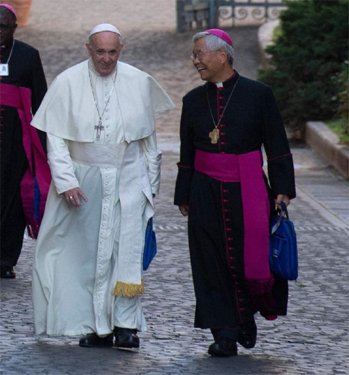 2018년 바티칸에서 프란치스코 교황(왼쪽)과 이야기를 나누는 유흥식 대주교. 유 대주교는 프란치스코 교황과 가깝게 지내는 소수의 한국인 성직자 중 한 명으로 2014년 프란치스코 교황의 방한을 이끌어냈다. 천주교 대전교구 제공