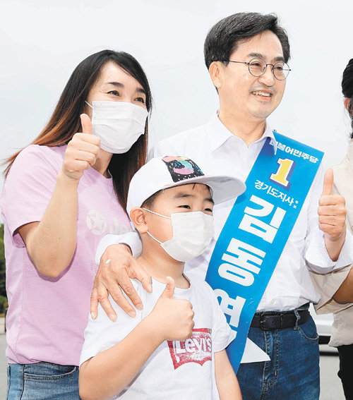 시민들과 ‘찰칵’ 더불어민주당 김동연 경기도지사 후보(오른쪽)가 29일 경기 파주시 임진각 평화누리공원을 찾아 
시민들과 기념사진을 찍고 있다. 김 후보는 이날 “3일 동안 도내 31개 시군 모두를 빠짐없이 찾아 희망을 발표하는 ‘파란31 
대장정’을 시작하겠다”고 밝혔다. 사진공동취재단