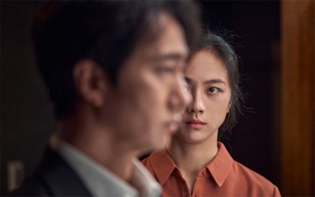 영화 ‘헤어질 결심’에서 남편을 사별한 서래(탕웨이·오른쪽)가 자신을 범인으로 의심하는 형사 해준(박해일)을 응시하고 있다. CJ ENM 제공