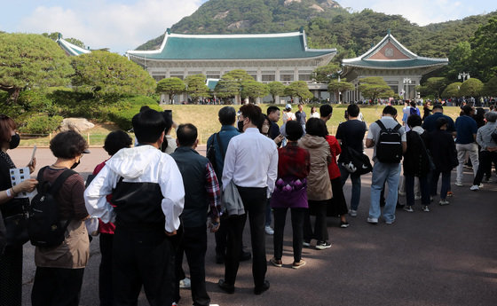 청와대 본관 내부와 대통령 관저 건물이 일반인들에게 개방된 26일 시민들이 청와대 본관 앞에서 줄지어 순서를 기다리고 있다. 2022.5.26/뉴스1