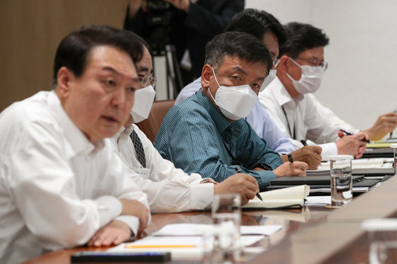 최상목 경제수석이 30일 오전 용산 대통령실에서 열린 수석비서관회의에 참석해 윤석열 대통령의 모두발언을 듣고 있다. 대통령실사진기자단 2022.5.30/뉴스1