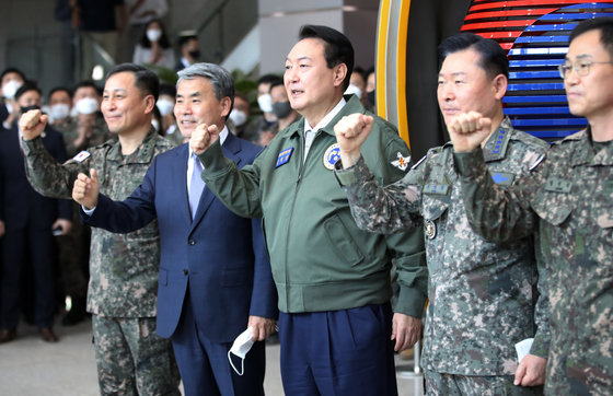 윤석열 대통령이 30일 오전 서울 용산구 국방부ㆍ합참 청사를 초도 방문, 공군 항공점퍼를 착용한 채 이종섭 국방부 장관, 원인철 합참 의장을 비롯한 군 수뇌부과 기념촬영을 하고 있다. 왼쪽부터 김홍석 합참 작전본부장, 이종섭 국방부 장관, 윤 대통령, 원인철 합참 의장, 정덕성 합참 군사지원본부장. 대통령실사진기자단