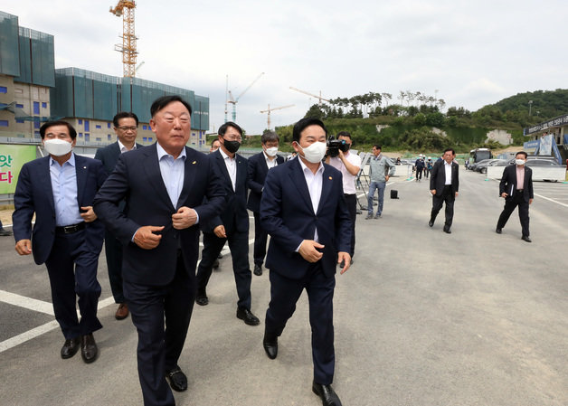 원희룡 국토교통부장관이 30일 오전 세종시 6-3 생활권 M2블록 주택건설현장을 방문해 현장관계자들과 건설자재 공급망 현장 점검을 하며 회의장으로 이동하고 있다. 뉴스1(사진은 기사와 관계 없음)