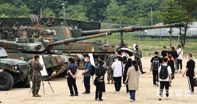 현궁, K-9 자주포, K-808 차륜형장갑차 등 육군의 최신 전력무기도 전시돼 있다.
