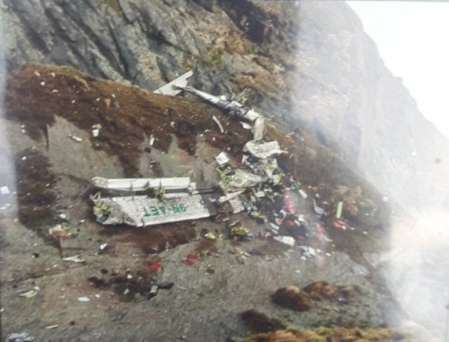 히말라야 무스탕 지역 사노스웨어 중턱에서 발견된 네팔 민간항공 타라에어(Tara Air)의 실종 여객기 잔해. 냐라얀 실왈 트위터 갈무리