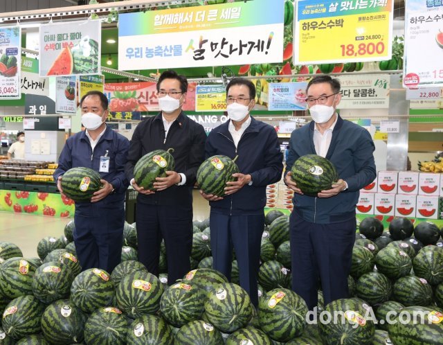 이성희(오른쪽 두번째) 농협중앙회 회장과 정황근(오른쪽 세번째) 농림축산식품부 장관은 30일 ‘살 맛나는 국민밥상’ 특별 판매 행사가 진행되고 있는 농협하나로마트 양재점에서 기념촬영을 하고 있다. 농협 제공