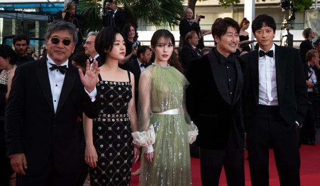 28일(현지시간) 프랑스 칸 팔레 데 페스티벌(Palais des Festivals) 뤼미에르 대극장에서 열린 ‘제75회 칸 국제영화제’ 폐막식에서 영화 ‘브로커’의 감독과 출연 배우들이 레드카펫을 지나며 취재진을 향해 인사하고 있다. 왼쪽부터 고레에다 히로카즈 감독, 배우 이주영, 이지은, 송강호, 강동원. 2022.5.29/뉴스1 © News1