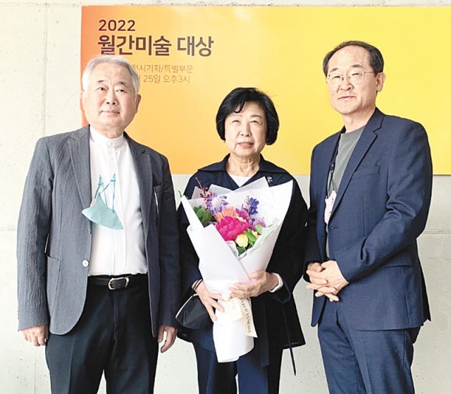 25일 서울 은평구 사비나미술관에서 열린 월간미술대상 시상식에서 윤순영 박동준기념사업회 이사장(가운데)이 특별상을 수상한 뒤 김태호 작가(왼쪽), 이기영 월간미술 대표(오른쪽)와 기념 촬영을 했다. 박동준기념사업회 제공