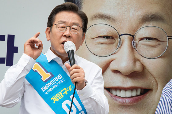 이재명 더불어민주당 인천 계양을 후보가 30일 인천 계양구 계산4동 일대에서 유세차에 올라 시민들에게 지지를 호소하고 있다. 2022.5.30 뉴스1