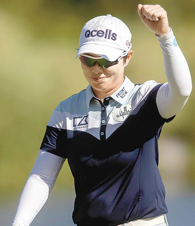 지은희가 30일 미국여자프로골프(LPGA)투어 뱅크 오브 호프 매치플레이 후루에 아야카(일본)와의 결승 9번홀(파5)에서 샷 이글에 성공한 뒤 주먹을 쥐며 기뻐하고 있다. 라스베이거스=AP 뉴시스