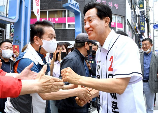 국민의힘 오세훈 서울시장 후보가 30일 서울 금천구 시흥사거리 집중유세에서 지지자들과 인사 하고 있다.사진공동취재단