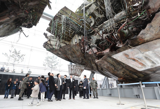 지난 2018년 해군 제2함대사령부에서 열린 천안함 용사 제8주기 추모식에서 유족들이 폭침당한 천안함을 둘러보고 있다. 2018.3.26/뉴스1 © News1