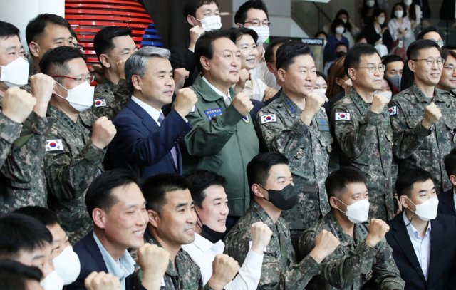 윤석열 대통령이 30일 오전 서울 용산구 국방부ㆍ합참 청사를 찾아 이종섭 국방부 장관, 원인철 합참 의장을 비롯한 군 관계자들과 기념촬영을 하고 있다. 2022.5.30 대통령실사진기자단