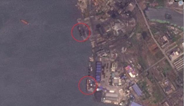 26일 자 위성사진에 포착된 북한 송림항. 선박 2척(원 안)의 모습이 나타났다. (플래닛 랩스/VOA)© 뉴스1
