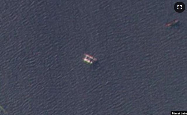 북한 서해 해상에서 북한 선박 두 척이 가까이 맞대고 있는 모습.
