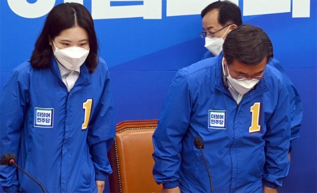 31일 오전 국회에서 열린 더불어민주당 중앙선거대책회의에서 윤호중, 박지현 상임선대위원장이 인사를 하고 있다.  사진공동취재단