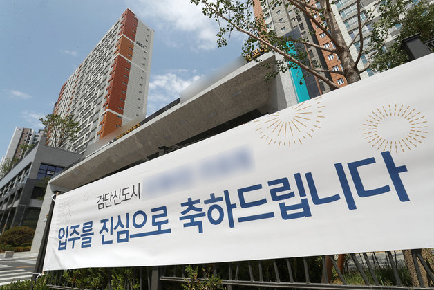 유네스코 세계문화유산인 김포 장릉 인근에 문화재청의 허가 없이 건설돼 논란이 일었던 이른바 ‘왕릉뷰 아파트’의 입주가 승인돼 31일부터 입주가 가능해진다. 인천 서구청 등에 따르면 30일 인천 검단 신도시에 735세대 규모 아파트를 지은 건설사 대광이엔씨(시공 대광건영)에 사용검사 확인증을 발부했다. 사용검사는 입주 전 진행하는 마지막 점검 절차로, 관할구청이 사용을 승인하면 아파트에 입주할 수 있다. 사진은 31일 입주를 시작한 인천 검단 신도시 ‘왕릉뷰 아파트’ 모습. 2022.5.31/뉴스1