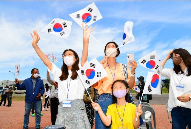 5월 31일 오전 제주해군기지에서 열린 대한민국해군 환태평양훈련전단 환송식에서 가족들이 훈련에 참가하는 해군 장병들을 환송하고 있다.＜사진제공 해군＞