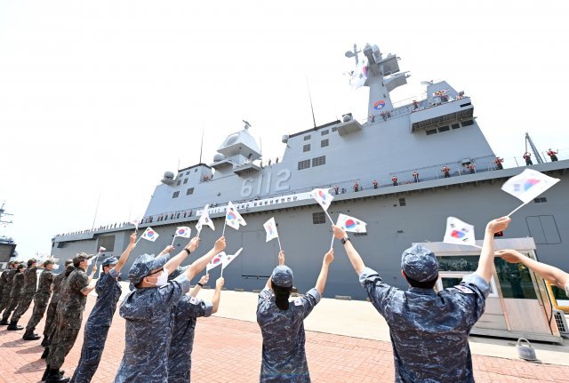 대한민국해군 환태평양훈련전단이 다국적 해상훈련인 2022 환태평양훈련 참가를 위해 5월 31일 오전 제주해군기지에서 출항했다. 해군 장병들이 부두에서 환송을 하고 있다. 해군 제공