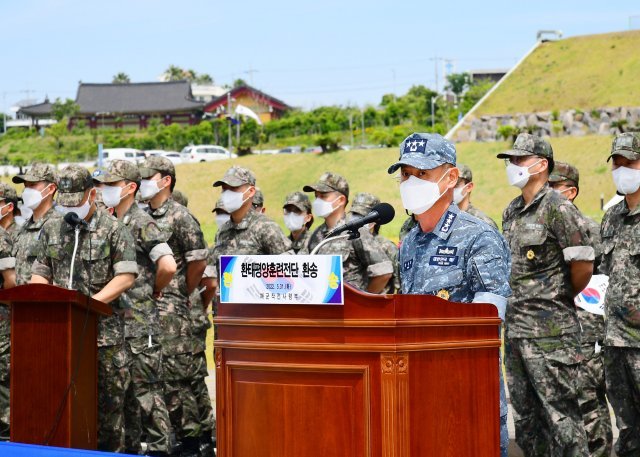 강동훈(중장) 해군작전사령관이 5월 31일 오전 제주해군기지에서 열린 2022 환태평양훈련전단 환송행사에서 출전 신고를 받고 있다. 해군 제공