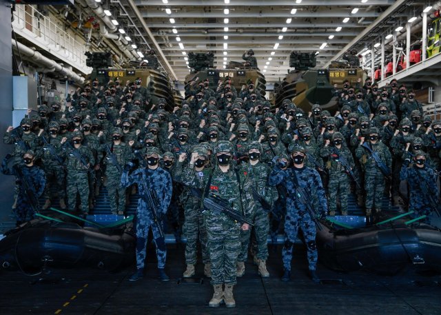 5월 31일 2022 환태평양훈련(RIMPAC)에 참가하기 위해 마라도함에 편승하여 출항하는 해병중대장 김윤호 대위(가운데 맨 앞)를 비롯한 130여명의 해병대 대원들이 마라도함 차량갑판에서 임무 완수의 각오를 다짐하고 있다. 해군 제공