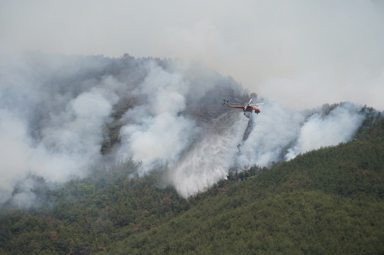 31일 오후 경남 밀양시 부북면 춘화리에서 발생한 산불을 산림청 산불진화헬기가 물을 뿌리며 진화하고 있다. (산림청 제공) 2022.5.31/뉴스1