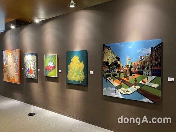 서울 삼성동 파르나스 호텔 1층 로비에 전시된 젊은 작가들의 작품. 해당 작품들은 6월 말 이후에 만나볼 수 있다. 윤우열 동아닷컴 기자 cloudancer@donga.com